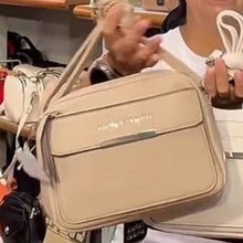 Cargar imagen en el visor de la galería, CARTERA BANDOLERA AGARRATE CATALINA ACV26340