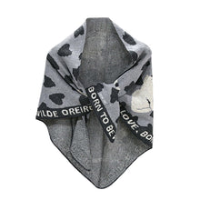 Cargar imagen en el visor de la galería, BUFANDA TRIANGULAR OREIRO LOVE 31165