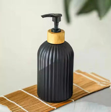 Cargar imagen en el visor de la galería, DISPENSER JABON LIQUIDO PLASTICO Y MADERA 57916815