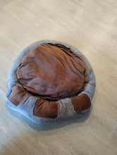 Cargar imagen en el visor de la galería, CAMA EN FORMA HUELLA 70X18 CM 13120